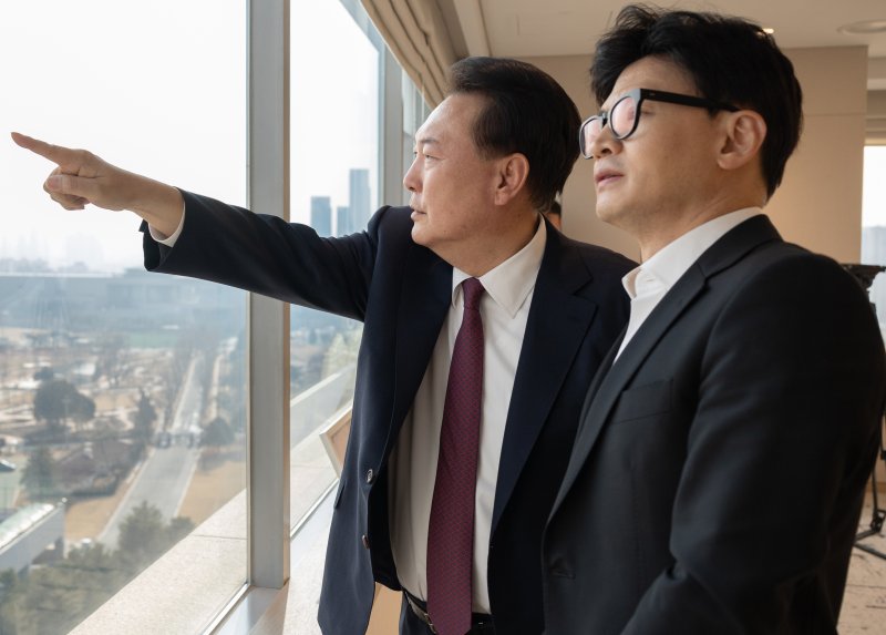 윤석열 대통령이 2024년 1월 29일 용산 대통령실 청사에서 열린 국민의힘 지도부와의 오찬에서 한동훈 비대위원장과 대화를 나누고 있다. (대통령실 제공) 2024.1.29/뉴스1 ⓒ News1 오대일 기자