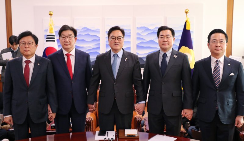 우원식 국회의장과 양당 원내대표가 26일 서울 여의도 국회에서 의장 주재 회동에 앞서 기념촬영을 하고 있다. (공동취재) 2025.2.26/뉴스1 ⓒ News1 이광호 기자