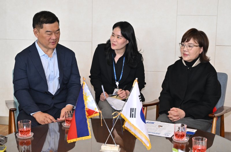 [안동=뉴시스] 양금희 경북도 경제부지사(오른쪽)가 지난 27일 경북도청을 방문한 프레데릭 시아오 필리핀 일리간 시장(왼쪽)과 만나 교류·협력 방안을 논의하고 있다. (사진=경북도 제공) 2025.02.28. photo@newsis.com *재판매 및 DB 금지
