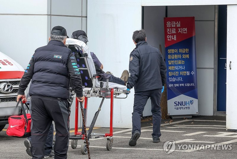 응급실로 이송되는 환자 (출처=연합뉴스)