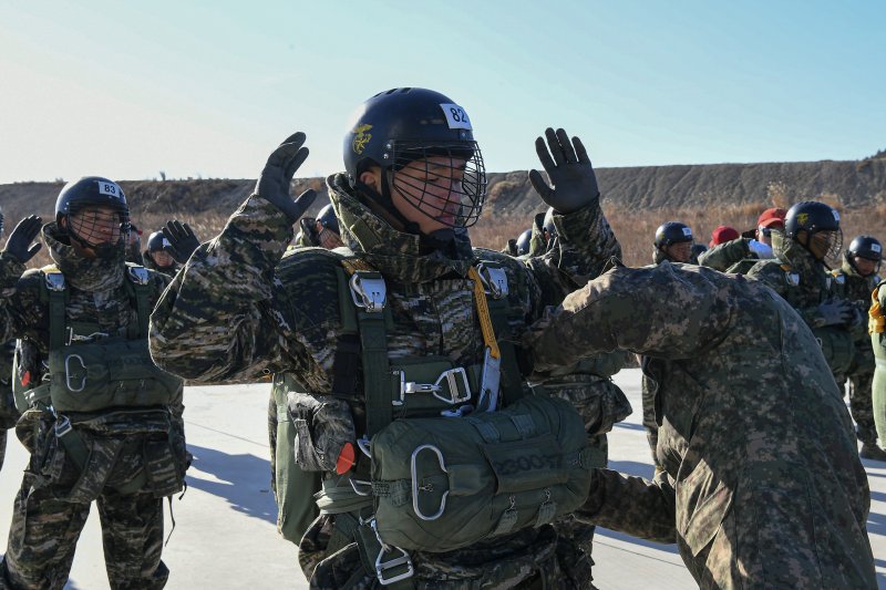 28일 해병대교육훈련단이 포항에 있는 강하훈련장에서 실시한 올해 첫 공수기본교육에서 해병들에 앞서 장비 검사를 하고 있다. 3주간 진행되는 이번 훈련에서 마린온과 고정익 항공기를 이용한 1500피트(400m)와 1000피트(300m)강하와 기구강하 등 다양한 훈련으로 실시되고 있다. 훈련에서 3회 이상 자격강하에 성공한 교육생들에게는 공수휘장이 수여된다. (해병대교육룬련단제공, 재판매 및 DB 금지) 2025.2.28/뉴스1 ⓒ News1 최창호 기자