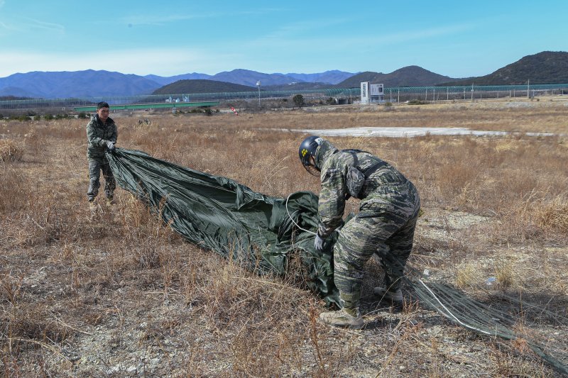 28일 해병대교육훈련단이 포항에 있는 강하훈련장에서 실시한 올해 첫 공수기본교육에서 강하를 미친 대원들이 낙하산을 정리하고 있다. (재판매 및 DB 금지) 2025.2.28/뉴스1 ⓒ News1 최창호 기자