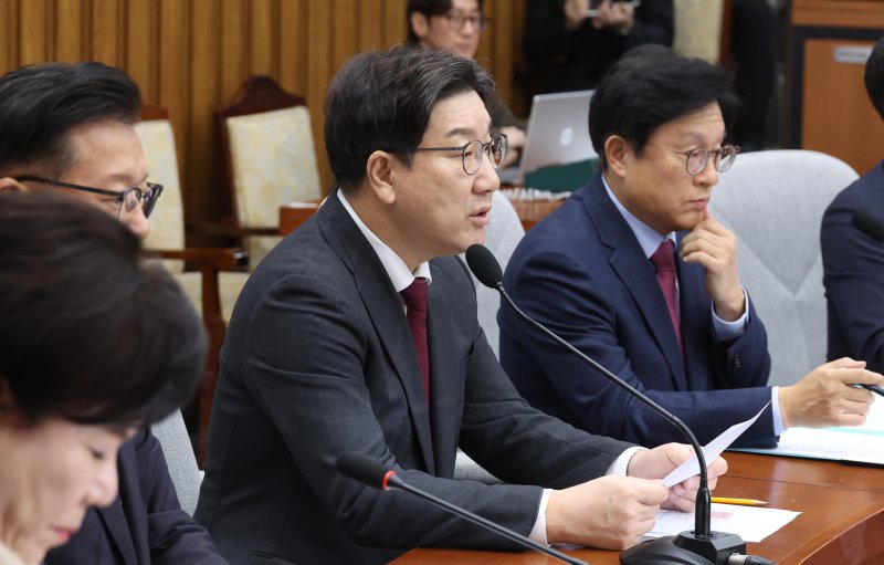 [서울=뉴시스] 조성봉 기자= 권성동 국민의힘 원내대표가 28일 오전 서울 여의도 국회에서 열린 원내대책회의에서 발언을 하고 있다. 2025.02.28. suncho21@newsis.com