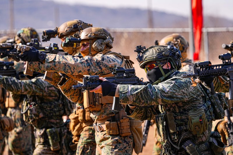 [서울=뉴시스] 해병대 특수수색대대는 지난 2월 26일부터 3월 7일까지 경기 파주와 동두천 일대 훈련장에서 미 해병대 III-MEF 수색부대와 '한미 해병대 KMEP 연합수색훈련'을 실시한다.사진은 한미 해병대 수색부대 장병들이 권총과 소총을 활용한 실사격훈련을 하고 있다. (사진=해병대사령부 제공) 2025.02.28. photo@newsis.com *재판매 및 DB 금지