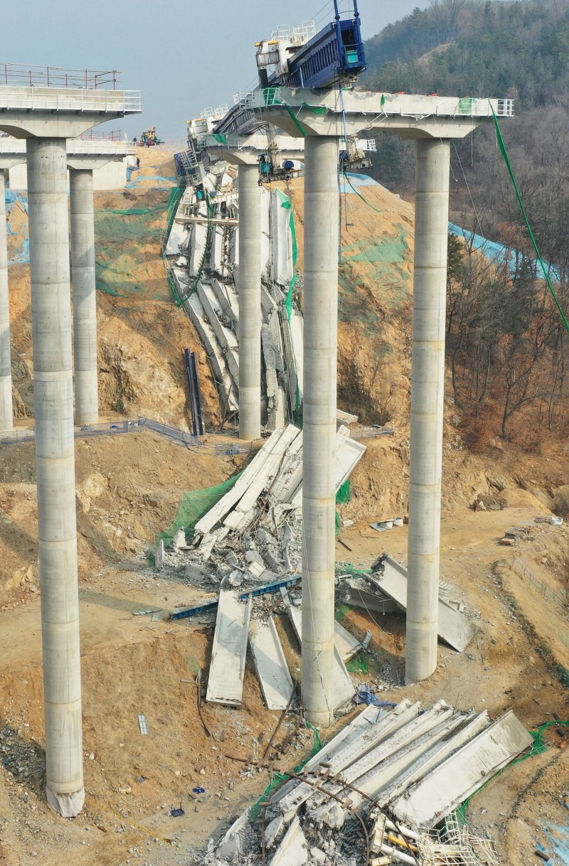[안성=뉴시스] 김종택 기자 = 10명의 사상자가 발생한 경기도 안성시 서운면 산평리 '안성 고속도로 교각 붕괴' 현장에 26일 교각 상판이 처참하게 내려앉아 있다.이번 붕괴 사고와 관련해 국토부는 해당 고속도로와 유사한 공법(DR 거더 런칭 공법)으로 건설되는 도로 공사를 전면 중지키로 했다. 2025.02.26. jtk@newsis.com
