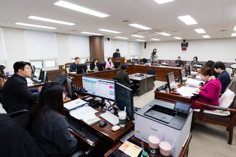 [안산=뉴시스]안산시의회 운영위원회가 26일 의회 제2상임위원회 회의실에서 (재)안산미래연구원 원장 임명 후보자에 대한 인사청문를 진행하고 있다.(사진=안산시의회 제공)2025.02.28.photo@newsis.com
