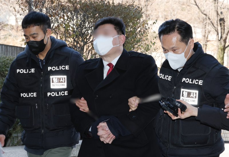 영화 마블 캐릭터 '캡틴 아메리카' 복장을 하고 중국대사관과 경찰서 난입을 시도한 윤석열 대통령 지지자 안모씨가 22일 오후 서초구 서울중앙지방법원에서 열린 구속 전 구속 전 피의자 심문(영장실질심사)에 출석하고 있다. 2025.2.22/뉴스1 ⓒ News1 박세연 기자