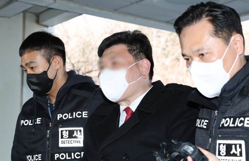 영화 마블 캐릭터 '캡틴 아메리카' 복장을 하고 중국대사관과 경찰서 난입을 시도한 윤석열 대통령 지지자 안모씨가 22일 오후 서초구 서울중앙지방법원에서 열린 구속 전 구속 전 피의자 심문(영장실질심사)에 출석하고 있다. 안씨는 지난 20일 오후 남대문경찰서를 찾아가 자신을 빨리 조사해달라고 요구했으나 거부당하자 경찰서 출입 게이트 유리를 깨고 내부로 진입하려해 체포됐다. 앞서 그는 14일 주한 중국대사관 난입을 시도해 조사받는 중이었다. 2025.2.22/뉴스1 ⓒ News1 박세연 기자