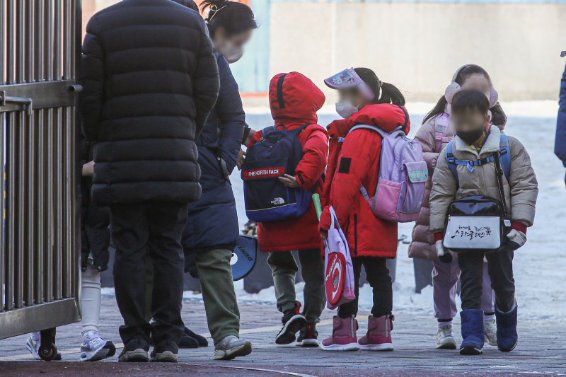 [서울=뉴시스] 권창회 기자 = 서울 시내 초등학교에서 초등학생들이 하교하고 있다. 2023.01.27. kch0523@newsis.com