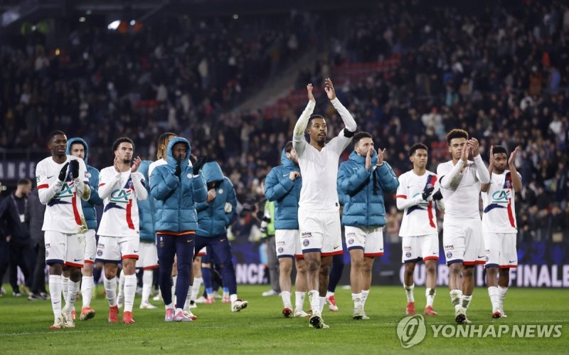 프랑스컵 4강 진출 후 팬들에게 인사하는 PSG 선수들. (출처=연합뉴스)