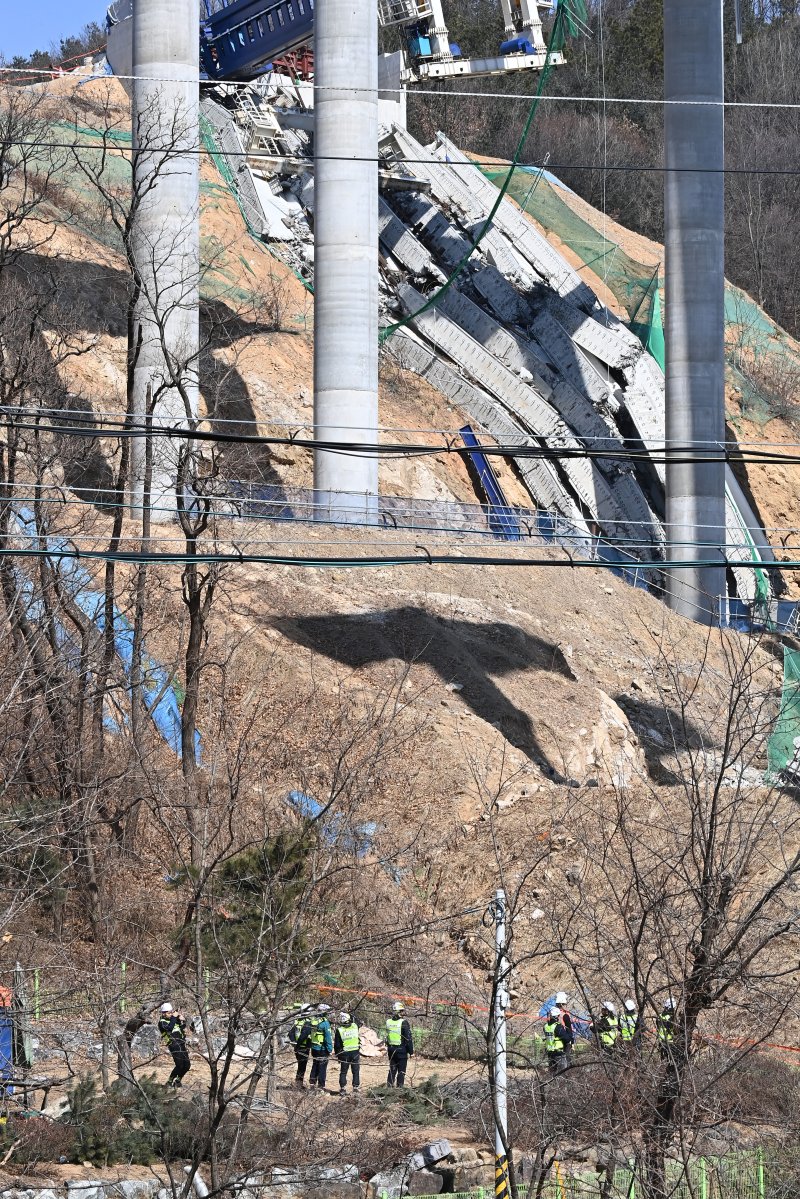 [안성=뉴시스] 김종택 기자 = 10명의 사상자가 발생한 경기도 안성시 서운면 산평리 '안성 고속도로 교각 붕괴' 현장에서 26일 국토안전관리원 등 관계자들이 현장조사를 하고 있다. 2025.02.26. jtk@newsis.com