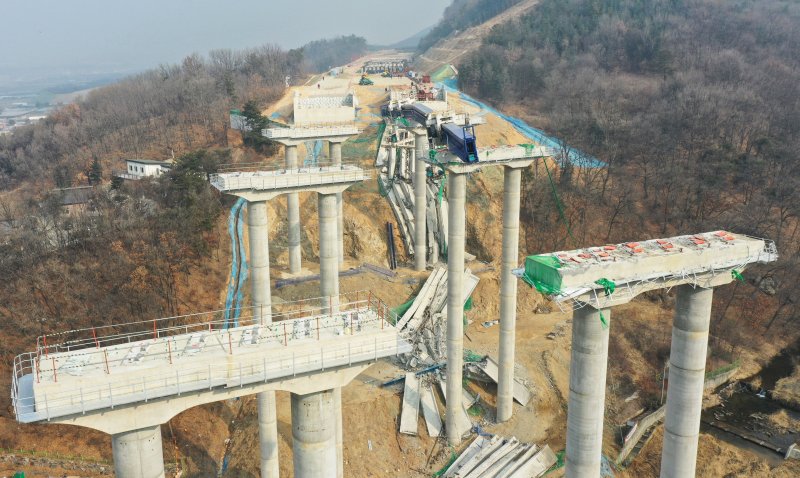 [안성=뉴시스] 김종택 기자 = 10명의 사상자가 발생한 경기도 안성시 서운면 산평리 '안성 고속도로 교각 붕괴' 현장에 26일 교각 상판이 처참하게 내려앉아 있다.이번 붕괴 사고와 관련해 국토부는 해당 고속도로와 유사한 공법(DR 거더 런칭 공법)으로 건설되는 도로 공사를 전면 중지키로 했다. 2025.02.26. jtk@newsis.com