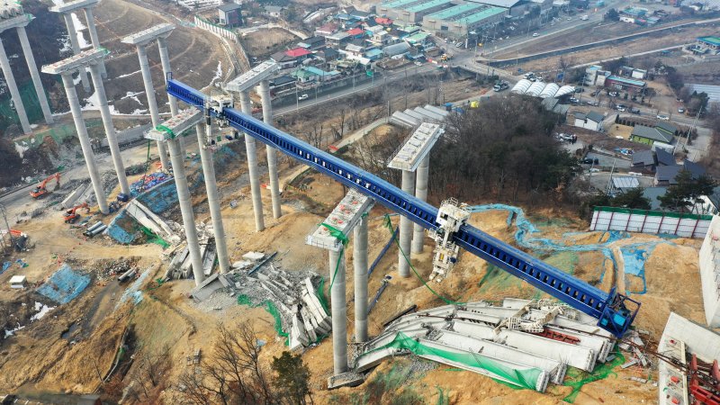 [안성=뉴시스] 김종택 기자 = 10명의 사상자가 발생한 경기도 안성시 서운면 산평리 '안성 고속도로 교각 붕괴' 현장에 26일 교각 상판이 처참하게 내려앉아 있다. 이번 붕괴 사고와 관련해 국토부는 해당 고속도로와 유사한 공법(DR 거더 런칭 공법)으로 건설되는 도로 공사를 전면 중지키로 했다. 2025.02.26. jtk@newsis.com