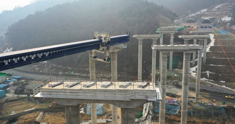 [안성=뉴시스] 김종택 기자 = 10명의 사상자가 발생한 경기도 안성시 서운면 산평리 '안성 고속도로 교각 붕괴' 현장에 26일 교각 상판이 처참하게 내려앉아 있다.이번 붕괴 사고와 관련해 국토부는 해당 고속도로와 유사한 공법(DR 거더 런칭 공법)으로 건설되는 도로 공사를 전면 중지키로 했다. 2025.02.26. jtk@newsis.com