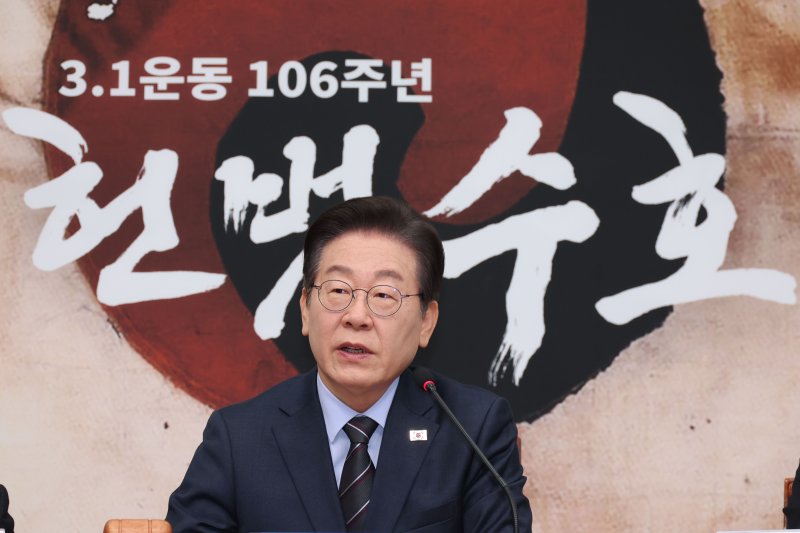 [서울=뉴시스] 권창회 기자 = 이재명 더불어민주당 대표가 28일 오전 서울 여의도 국회에서 열린 확대간부회의에서 발언하고 있다. 2025.02.28. kch0523@newsis.com