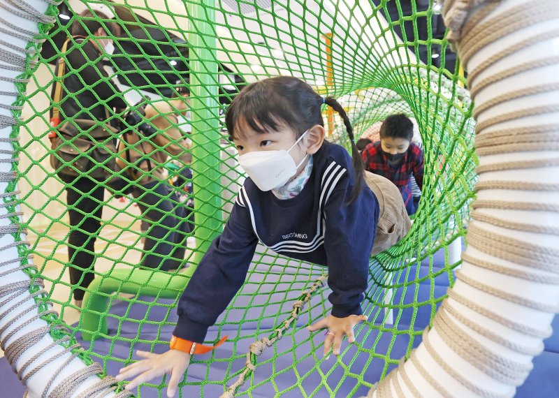 16일 오전 서울 서초구 공공형 실내놀이터 방배 SMART 서리풀노리학교에서 어린이들이 신나게 뛰어놀고 있다. 2021.11.16/뉴스1 ⓒ News1 조태형 기자