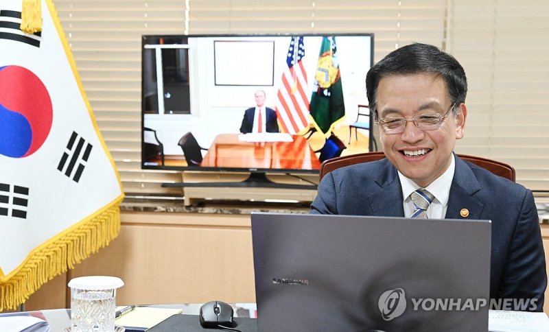 베센트 미국 재무장관과 화상 면담하는 최상목 권한대행 (출처=연합뉴스)