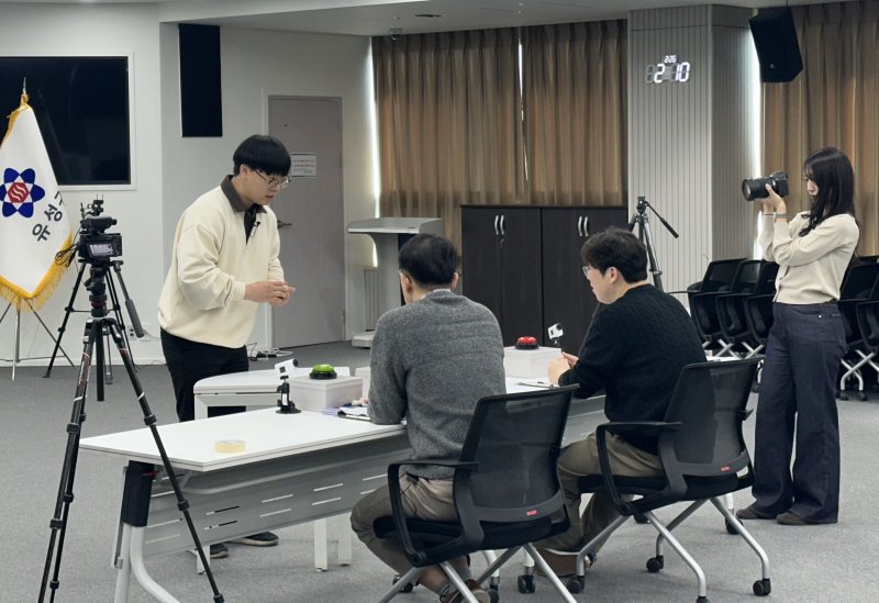 [대전=뉴시스] 조명휘 기자 = 대전 유성구 홍보스타 오디션에 참가한 구청 직원이 마술을 선보이고 있다. (사진= 유성구 제공) 2025.02.28. photo@newsis.com *재판매 및 DB 금지