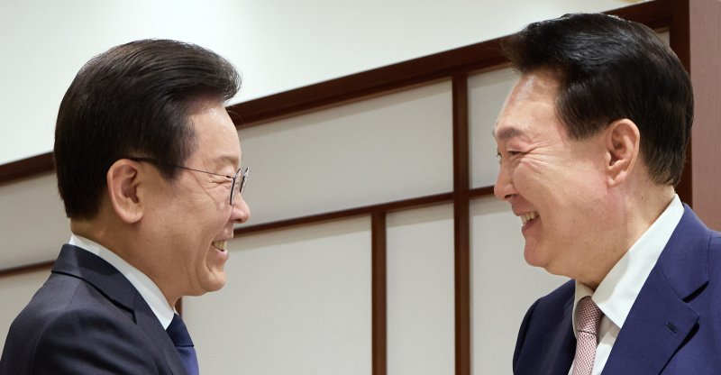 2024년 4월 29일 당시 윤석열 대통령이 용산 대통령실에서 열린 영수회담에 앞서 집무실에 도착한 이재명 더불어민주당 대표를 맞이하며 악수하고 있다. 사진=대통령실