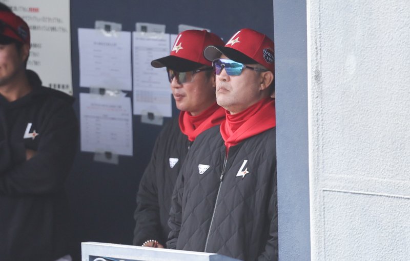 이숭용 SSG 감독이 25일 일본 오키나와 온나손 야구장에서 열린 SSG 랜더스와 삼성 라이온스 연습경기를 지켜보고 있다. 2025.2.25/뉴스1 ⓒ News1 허경 기자