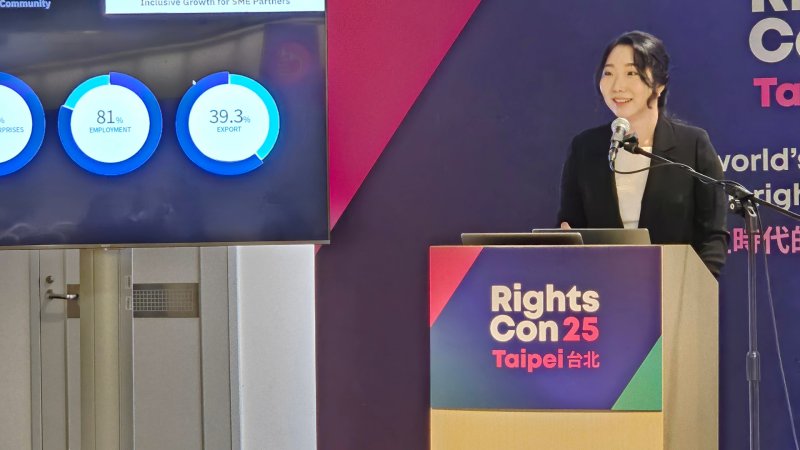 최지희 카카오 정책 책임이 대만 라이츠콘(RightsCon) 2025에서 카카오의 일상 속 디지털 전환 기여와 관련한 사례를 발표하고 있다. (카카오 제공)