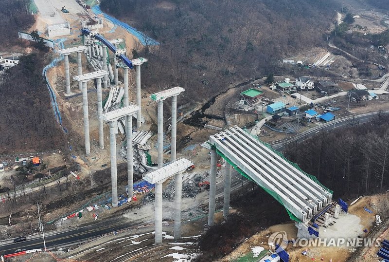 무너진 교량 상판 (출처=연합뉴스)