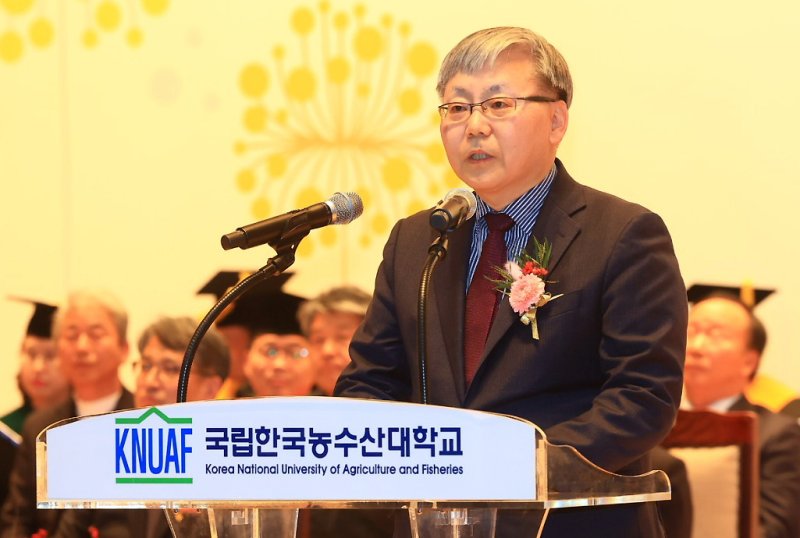 [전주=뉴시스] 강종민 기자 = 사진은 지난 14일 전북 전주시 덕진구 국립한국농수산대학교에서 열린 제26회 학위수여식에서 이주명 총장이 발언하고 있는 모습. 2025.02.14. photo@newsis.com *재판매 및 DB 금지