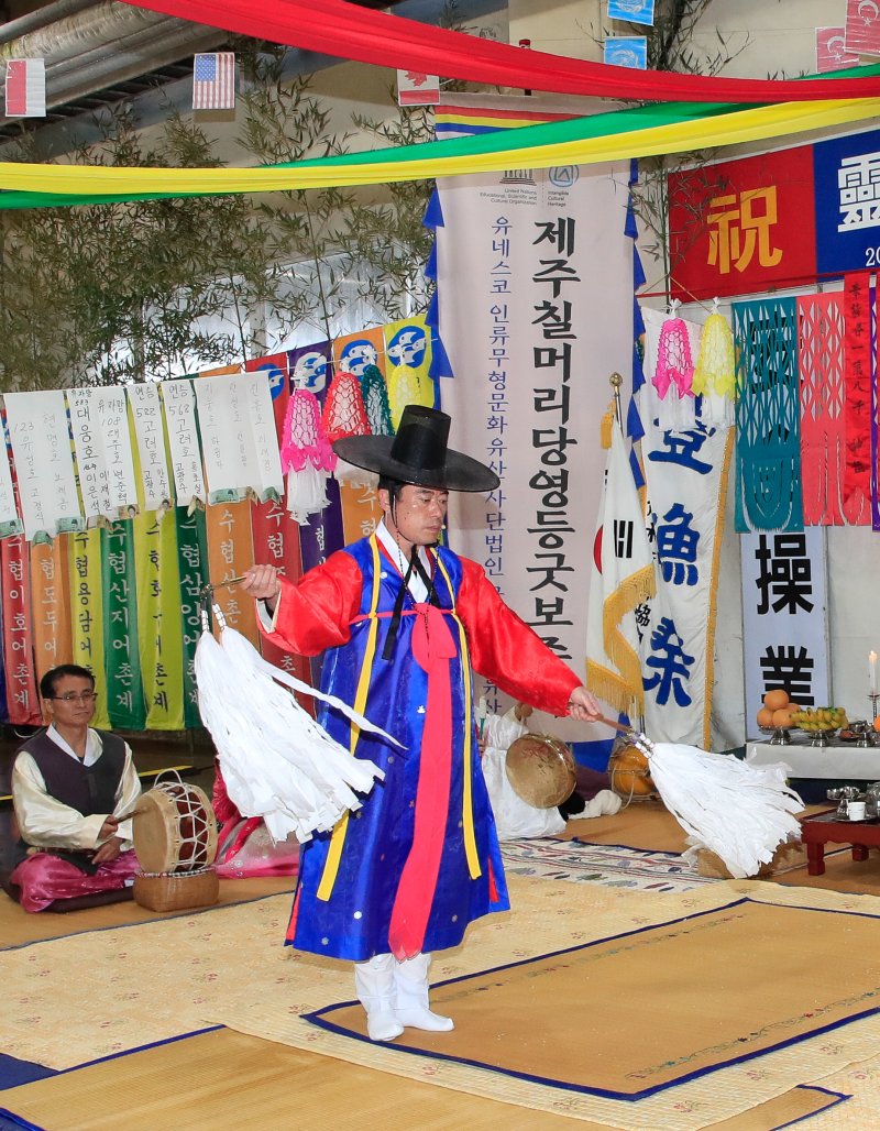 [제주=뉴시스] 우장호 기자 = 28일 오전 제주시 탑동 제주시수협위판장에서 유네스코 세계무형문화재이자 국가 지정 무형문화재인 칠머리당 영등환영풍어제가 열리고 있다. 영등신이 들어오는 음력 2월1일에는 '영등환영제'를, 영등신을 떠나보내기 전날인 2월14일에는 '영등송별제'를 지내며 마을 주민뿐 아니라 어부와 해녀들이 참여해 풍요를 기원한다. 2025.02.28. woo1223@newsis.com