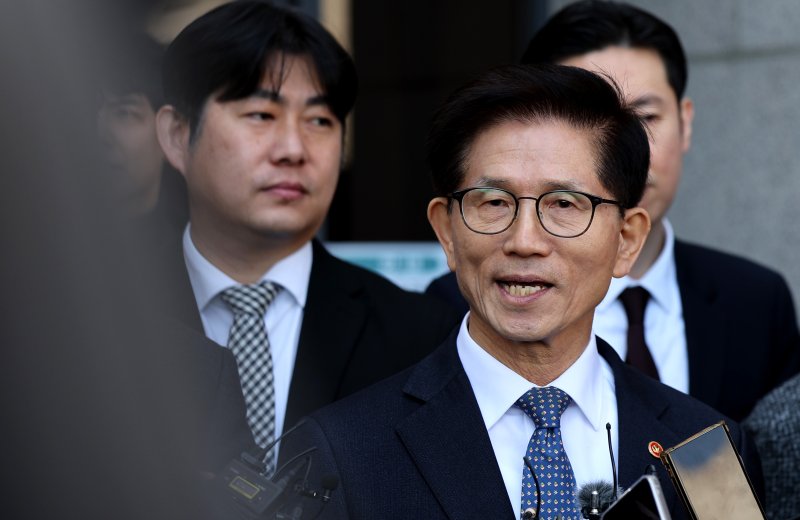 [대구=뉴시스] 이무열 기자 = 김문수 고용노동부 장관이 28일 대구 달서구 문화예술회관 팔공홀에서 열린 ‘제65주년 2·28민주운동 기념식’을 마친 뒤 취재진의 질문에 답하고 있다. 2025.02.28. lmy@newsis.com