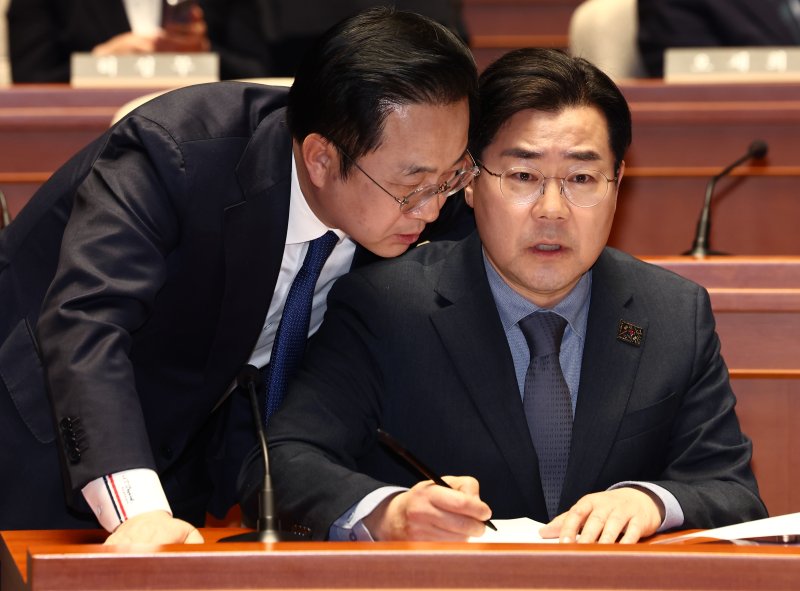 박찬대 더불어민주당 원내대표가 27일 오후 서울 여의도 국회에서 열린 의원총회에서 박성준 원내수석부대표와 대화하고 있다. 2025.2.27/뉴스1 ⓒ News1 김민지 기자