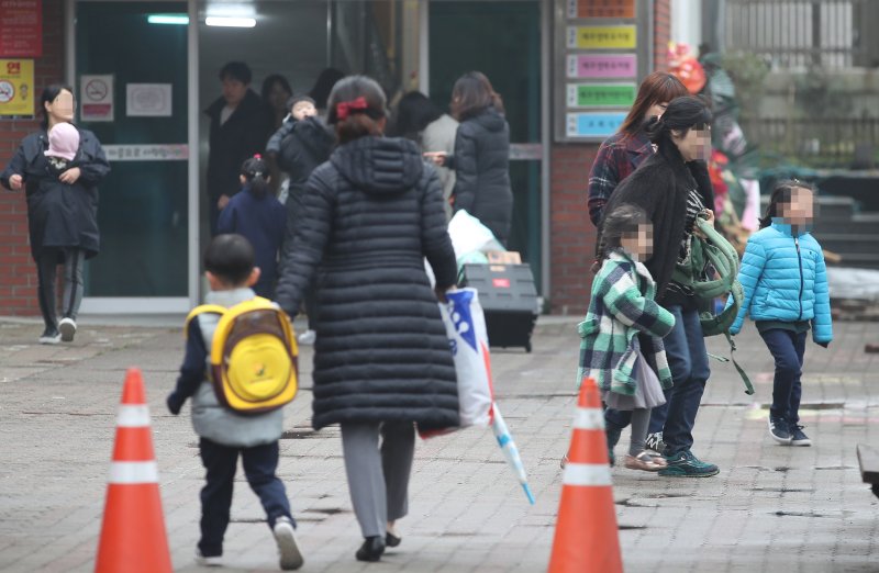 제주시 한 유치원 앞에서 어린이들이 부모와 함께 등원하고 있다./뉴스1 ⓒ News1