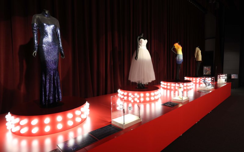 [서울=뉴시스] 고범준 기자 = 28일 서울 강남구 현대백화점 무역센터점 문화홀에서 열린 '위대한 뮤지션 100인전 vol.1'에서 휘트니 휴스턴이 착용한 무대 의상 등이 전시되어 있다. 전시관은 아메리칸 퀸, 디바, 위대한 밴드, 위대한 기타리스트 컬렉션, 팝의 황제, 힙합, 그래미 & BTS 등 7개 공간으로 구성됐다. 2025.02.28. bjko@newsis.com