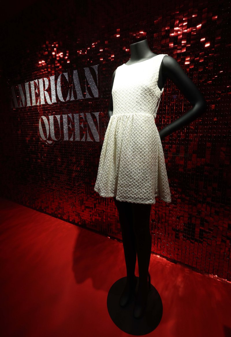 [서울=뉴시스] 고범준 기자 = 28일 서울 강남구 현대백화점 무역센터점 문화홀에서 열린 '위대한 뮤지션 100인전 vol.1'에서 테일러 스위프트 드레스가 전시되어 있다. 전시관은 아메리칸 퀸, 디바, 위대한 밴드, 위대한 기타리스트 컬렉션, 팝의 황제, 힙합, 그래미 & BTS 등 7개 공간으로 구성됐다. 2025.02.28. bjko@newsis.com