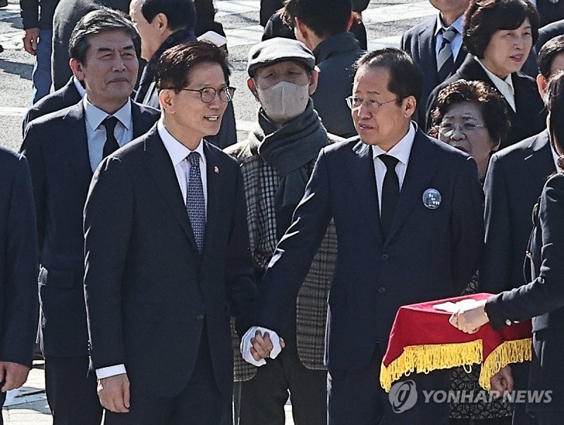'무슨 생각 할까' 홍준표 시장과 만난 김문수 장관 (출처=연합뉴스)