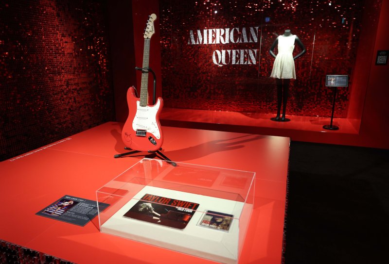 [서울=뉴시스] 고범준 기자 = 28일 서울 강남구 현대백화점 무역센터점 문화홀에서 열린 '위대한 뮤지션 100인전 vol.1'에서 테일러 스위프트가 연주한 기타와 드레스가 전시되어 있다. 전시관은 아메리칸 퀸, 디바, 위대한 밴드, 위대한 기타리스트 컬렉션, 팝의 황제, 힙합, 그래미 & BTS 등 7개 공간으로 구성됐다. 2025.02.28. bjko@newsis.com