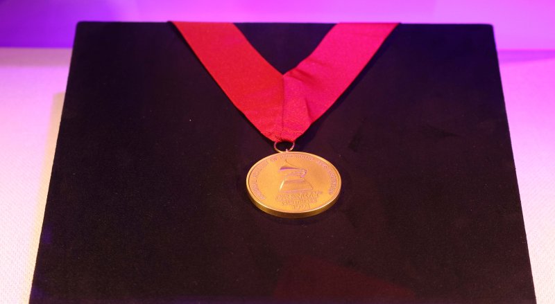 [서울=뉴시스] 고범준 기자 = 28일 서울 강남구 현대백화점 무역센터점 문화홀에서 열린 '위대한 뮤지션 100인전 vol.1'에서 스티비 원더의 제33회 그래미 어워드 공식 노미네이션 메달이 전시되어 있다. 전시관은 아메리칸 퀸, 디바, 위대한 밴드, 위대한 기타리스트 컬렉션, 팝의 황제, 힙합, 그래미 & BTS 등 7개 공간으로 구성됐다. 2025.02.28. bjko@newsis.com