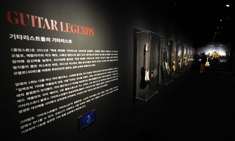 [서울=뉴시스] 고범준 기자 = 28일 서울 강남구 현대백화점 무역센터점 문화홀에서 열린 '위대한 뮤지션 100인전 vol.1'에서 기타리스트들의 기타리스트가 전시되어 있다. 전시관은 아메리칸 퀸, 디바, 위대한 밴드, 위대한 기타리스트 컬렉션, 팝의 황제, 힙합, 그래미 & BTS 등 7개 공간으로 구성됐다. 2025.02.28. bjko@newsis.com