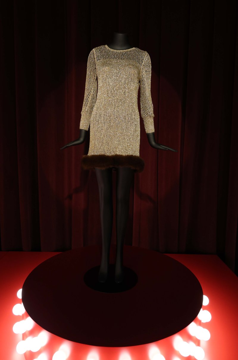 [서울=뉴시스] 고범준 기자 = 28일 서울 강남구 현대백화점 무역센터점 문화홀에서 열린 '위대한 뮤지션 100인전 vol.1'에서 비욘세가 착용한 무대 의상이 전시되어 있다. 전시관은 아메리칸 퀸, 디바, 위대한 밴드, 위대한 기타리스트 컬렉션, 팝의 황제, 힙합, 그래미 & BTS 등 7개 공간으로 구성됐다. 2025.02.28. bjko@newsis.com