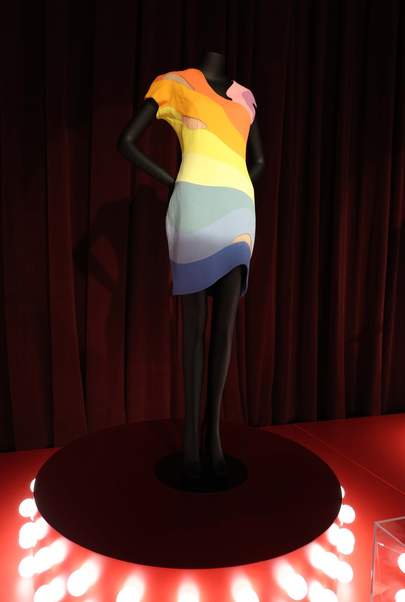 [서울=뉴시스] 고범준 기자 = 28일 서울 강남구 현대백화점 무역센터점 문화홀에서 열린 '위대한 뮤지션 100인전 vol.1'에서 케이티 페리가 착용한 무대 의상이 전시되어 있다. 전시관은 아메리칸 퀸, 디바, 위대한 밴드, 위대한 기타리스트 컬렉션, 팝의 황제, 힙합, 그래미 & BTS 등 7개 공간으로 구성됐다. 2025.02.28. bjko@newsis.com