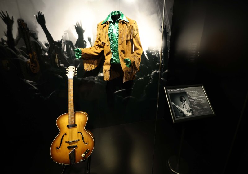 [서울=뉴시스] 고범준 기자 = 28일 서울 강남구 현대백화점 무역센터점 문화홀에서 열린 '위대한 뮤지션 100인전 vol.1'에서 지미 핸드릭스의 무대 착용 자켓과 블라우스가 전시되어 있다. 전시관은 아메리칸 퀸, 디바, 위대한 밴드, 위대한 기타리스트 컬렉션, 팝의 황제, 힙합, 그래미 & BTS 등 7개 공간으로 구성됐다. 2025.02.28. bjko@newsis.com