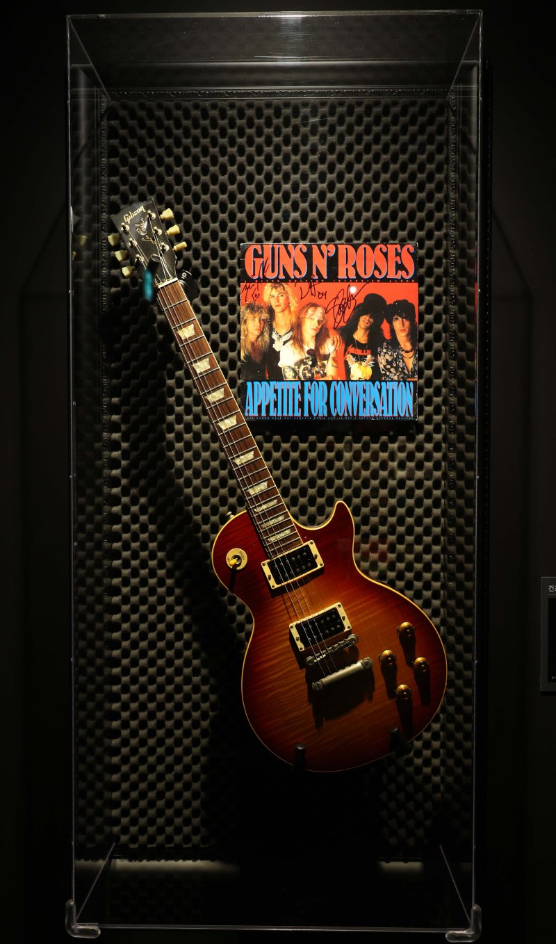 [서울=뉴시스] 고범준 기자 = 28일 서울 강남구 현대백화점 무역센터점 문화홀에서 열린 '위대한 뮤지션 100인전 vol.1'에서 건즈 앤 로지스 투어에서 슬래시가 연주한 기타가 전시되어 있다. 전시관은 아메리칸 퀸, 디바, 위대한 밴드, 위대한 기타리스트 컬렉션, 팝의 황제, 힙합, 그래미 & BTS 등 7개 공간으로 구성됐다. 2025.02.28. bjko@newsis.com