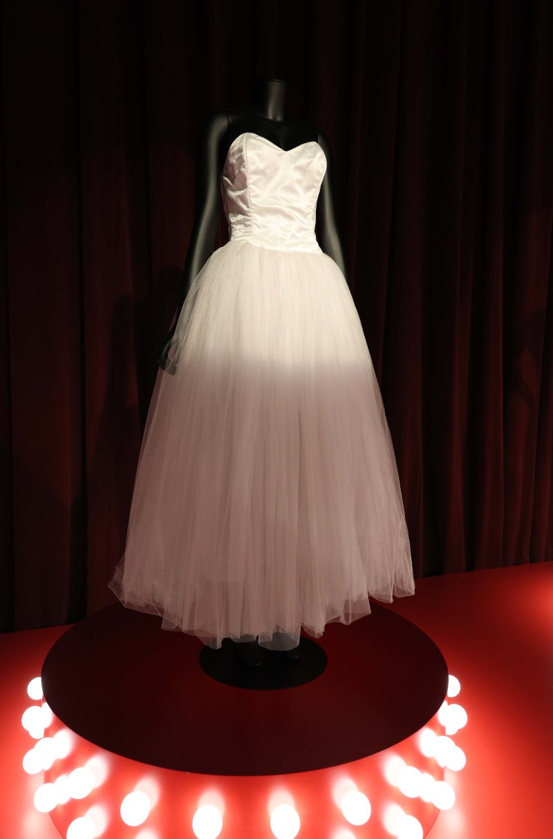 [서울=뉴시스] 고범준 기자 = 28일 서울 강남구 현대백화점 무역센터점 문화홀에서 열린 '위대한 뮤지션 100인전 vol.1'에서 마돈나가 착용한 무대 의상이 전시되어 있다. 전시관은 아메리칸 퀸, 디바, 위대한 밴드, 위대한 기타리스트 컬렉션, 팝의 황제, 힙합, 그래미 & BTS 등 7개 공간으로 구성됐다. 2025.02.28. bjko@newsis.com