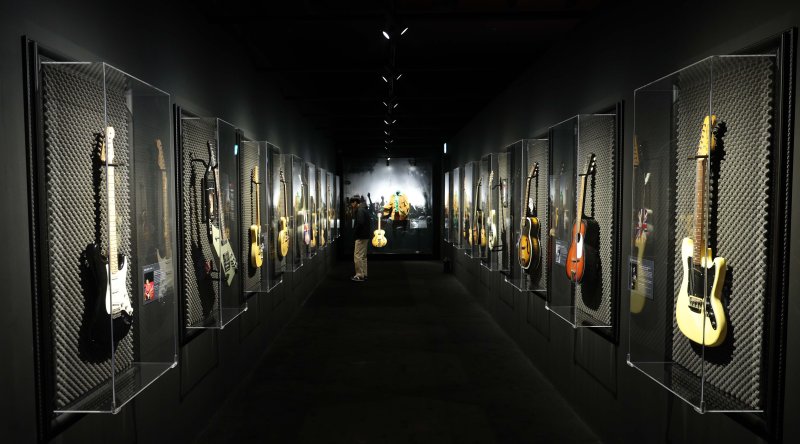 [서울=뉴시스] 고범준 기자 = 28일 서울 강남구 현대백화점 무역센터점 문화홀에서 열린 '위대한 뮤지션 100인전 vol.1'에서 기타리스트들의 기타리스트가 전시되어 있다. 전시관은 아메리칸 퀸, 디바, 위대한 밴드, 위대한 기타리스트 컬렉션, 팝의 황제, 힙합, 그래미 & BTS 등 7개 공간으로 구성됐다. 2025.02.28. bjko@newsis.com
