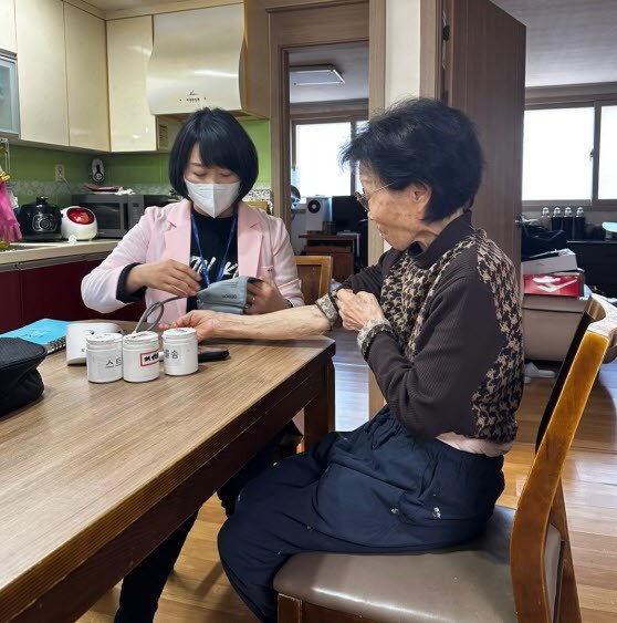 혈당체크 받고 있는 할머니(인천 서구 제공.재판매 및 DB 금지)