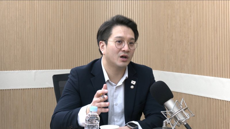 전용기 더불어민주당 의원이 25일 뉴스1TV '팩트앤뷰'에 출연해 질문에 답하고 있다.