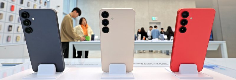 [서울=뉴시스] 김금보 기자 = 28일 서울 서초구 삼성스토어 강남점 갤럭시 스튜디오에서 방문객들이 갤럭시 S25 시리즈를 살펴보고 있다.삼성전자 '갤럭시 S25' 시리즈가 역대 갤럭시 시리즈중 가장 빠르게 국내 100만대 판매 신기록을 달성했다. 2025.02.28. kgb@newsis.com