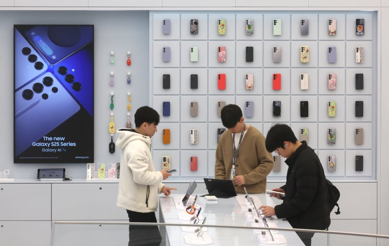 [서울=뉴시스] 김금보 기자 = 28일 서울 서초구 삼성스토어 강남점 갤럭시 스튜디오에서 방문객들이 갤럭시 S25 시리즈를 살펴보고 있다.삼성전자 '갤럭시 S25' 시리즈가 역대 갤럭시 시리즈중 가장 빠르게 국내 100만대 판매 신기록을 달성했다. 2025.02.28. kgb@newsis.com