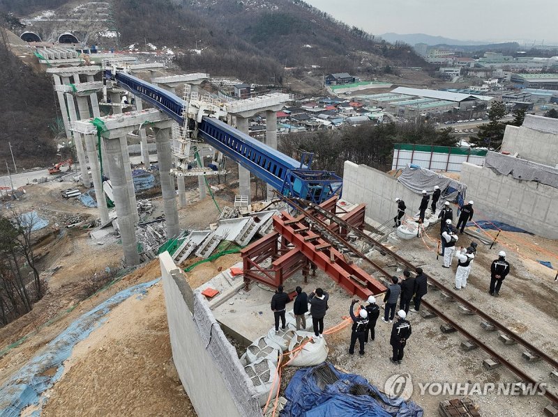 고속도로 건설현장 교량 구조물 붕괴 원인을 찾아라 (출처=연합뉴스)