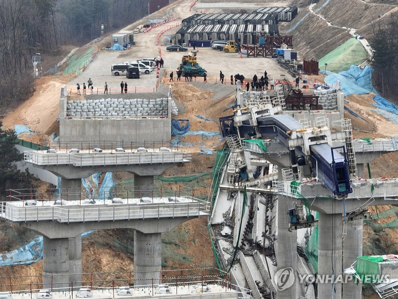 안성 고속도로 건설현장 붕괴사고 현장 살펴보는 관계자들 (출처=연합뉴스)