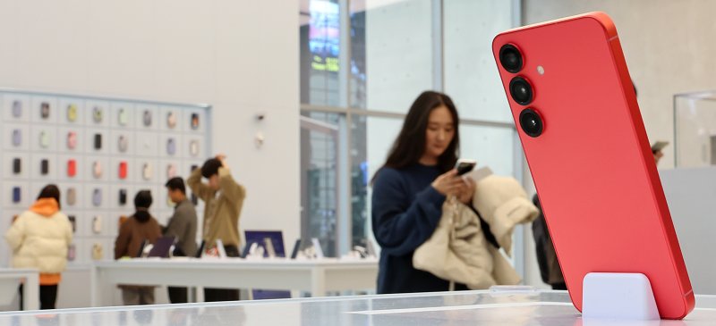 [서울=뉴시스] 김금보 기자 = 28일 서울 서초구 삼성스토어 강남점 갤럭시 스튜디오에서 방문객들이 갤럭시 S25 시리즈를 살펴보고 있다.삼성전자 '갤럭시 S25' 시리즈가 역대 갤럭시 시리즈중 가장 빠르게 국내 100만대 판매 신기록을 달성했다. 2025.02.28. kgb@newsis.com